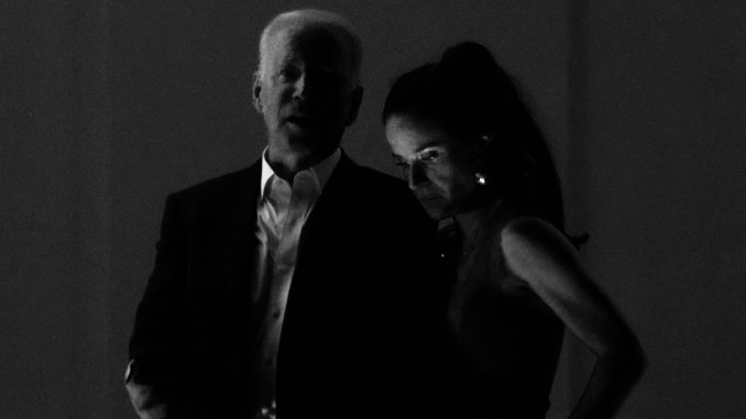 Biden showered with his young&nbsp;daughter