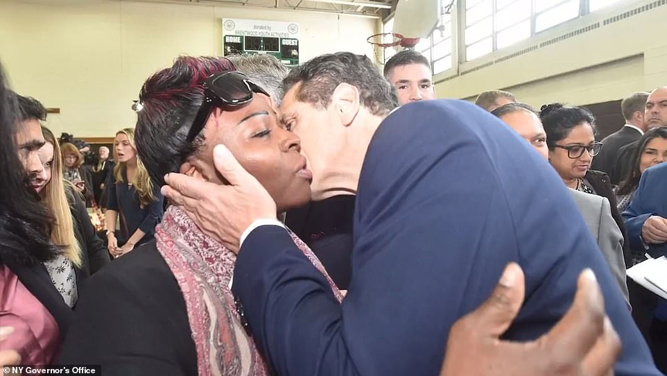 Cuomo kisser