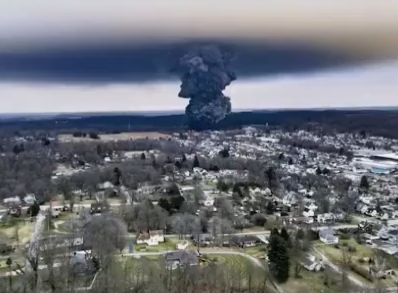 Government downplays Ohio disaster